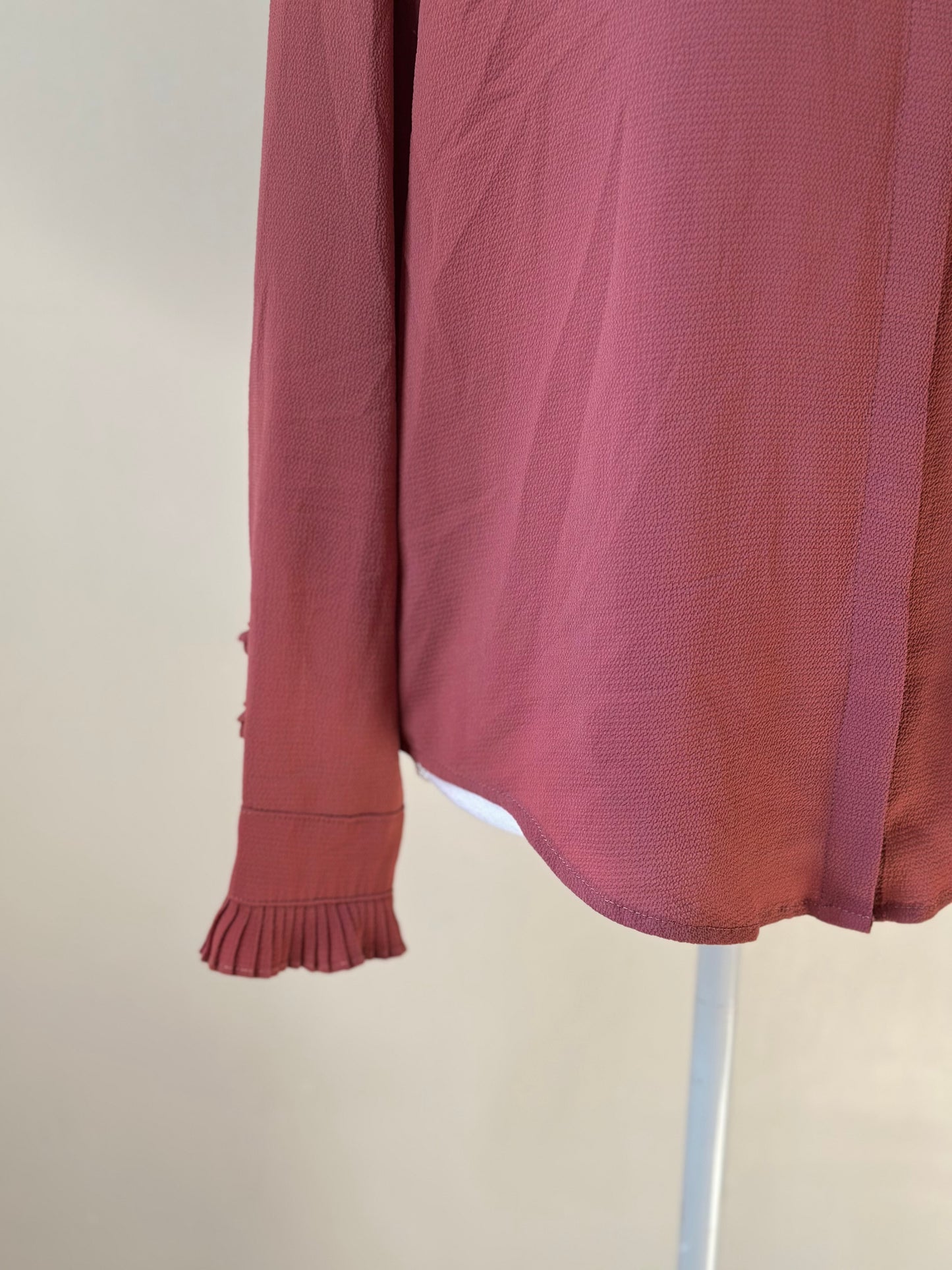 Chemise fluide rose détails plissés col et poignets T.36