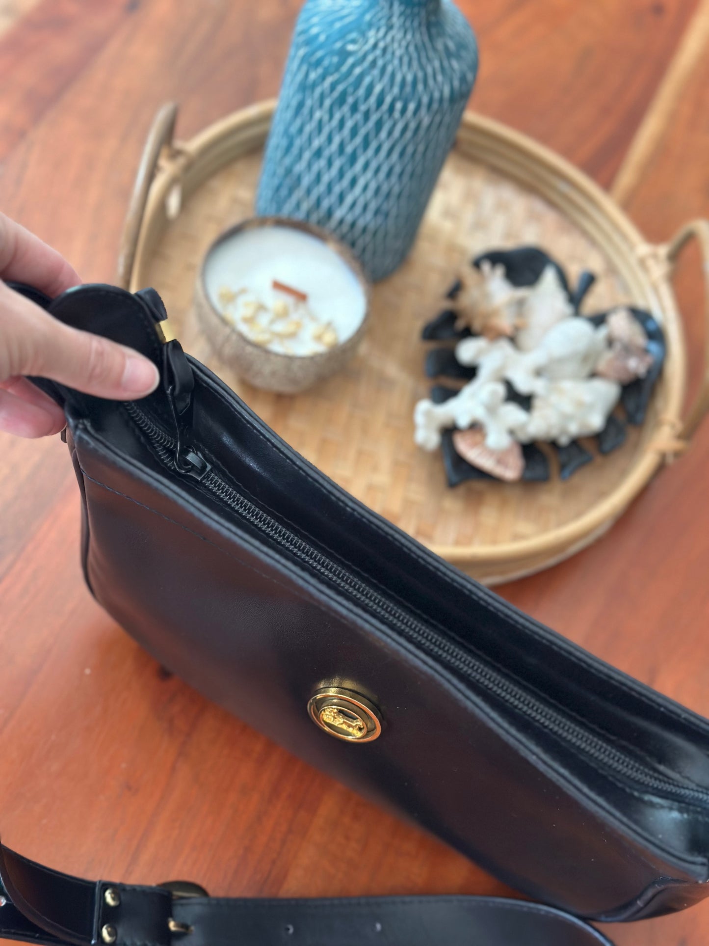 Sac à bandoulière modèle vintage 80/90s’ noir – cuir lisse logo doré