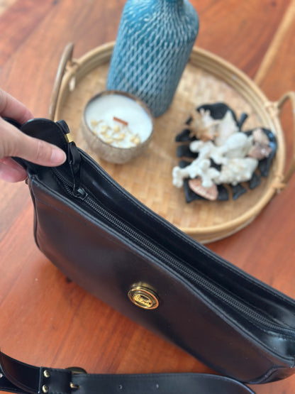 Sac à bandoulière modèle vintage 80/90s’ noir – cuir lisse logo doré
