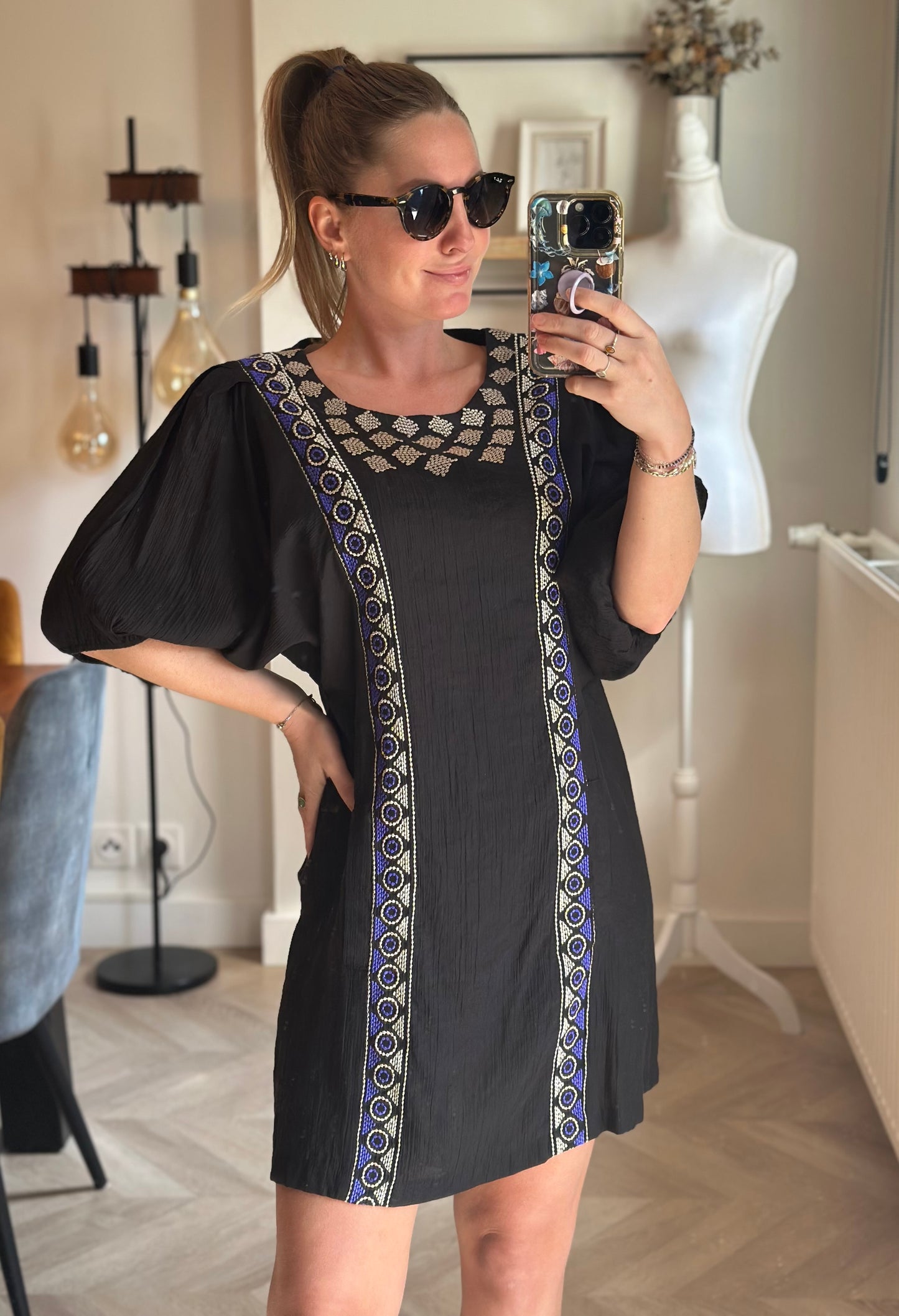Robe noire brodée T.38