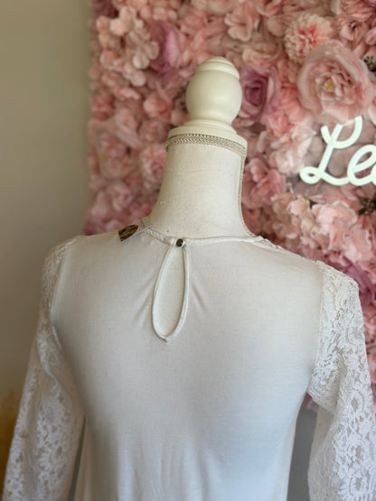 Blouse blanche avec détails en dentelle T.34