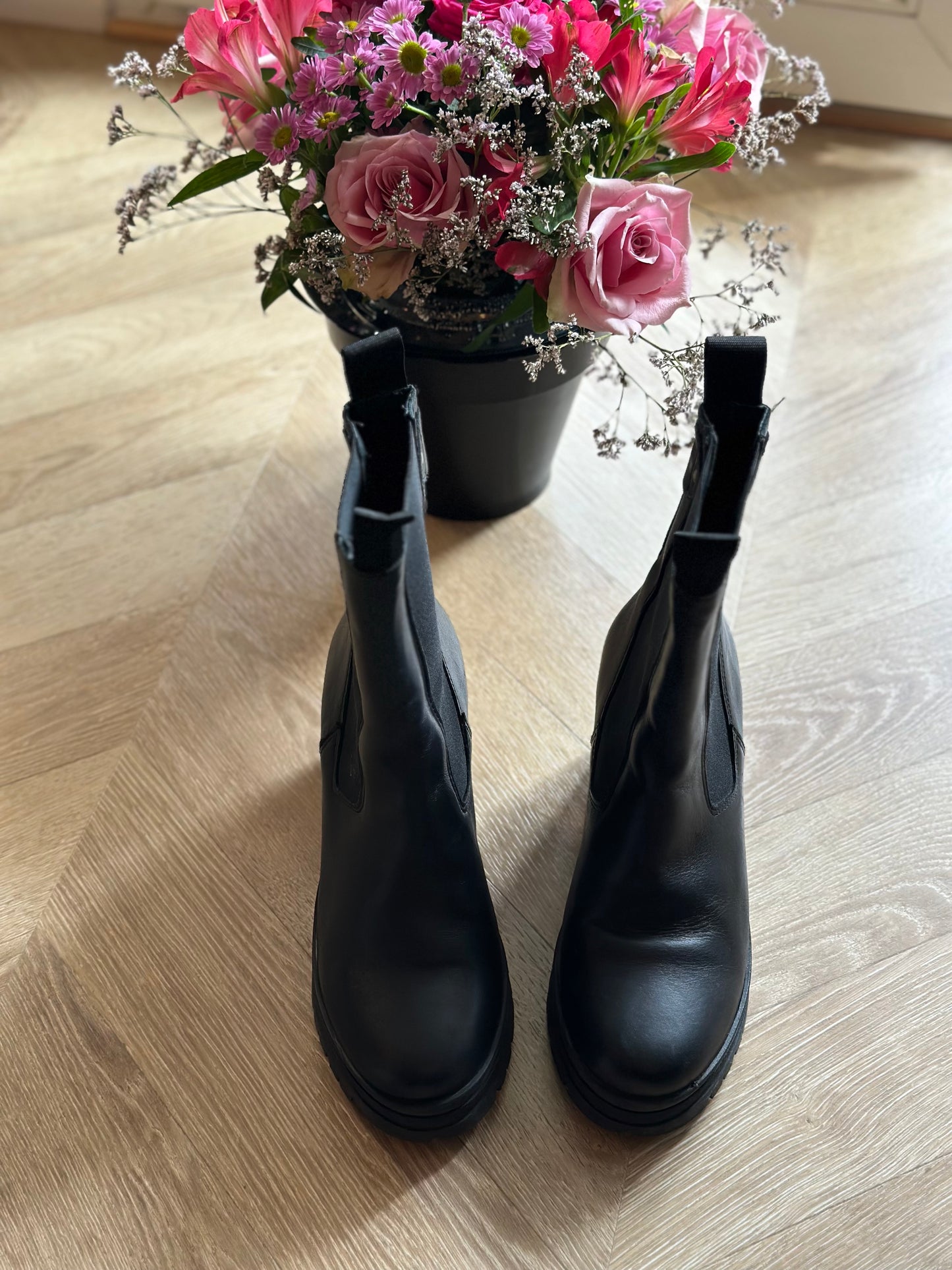 Bottines cuir noir motif uni Modèle Mona T.37