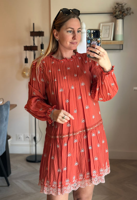 Robe bohème corail brodée fleurs blanches T.36