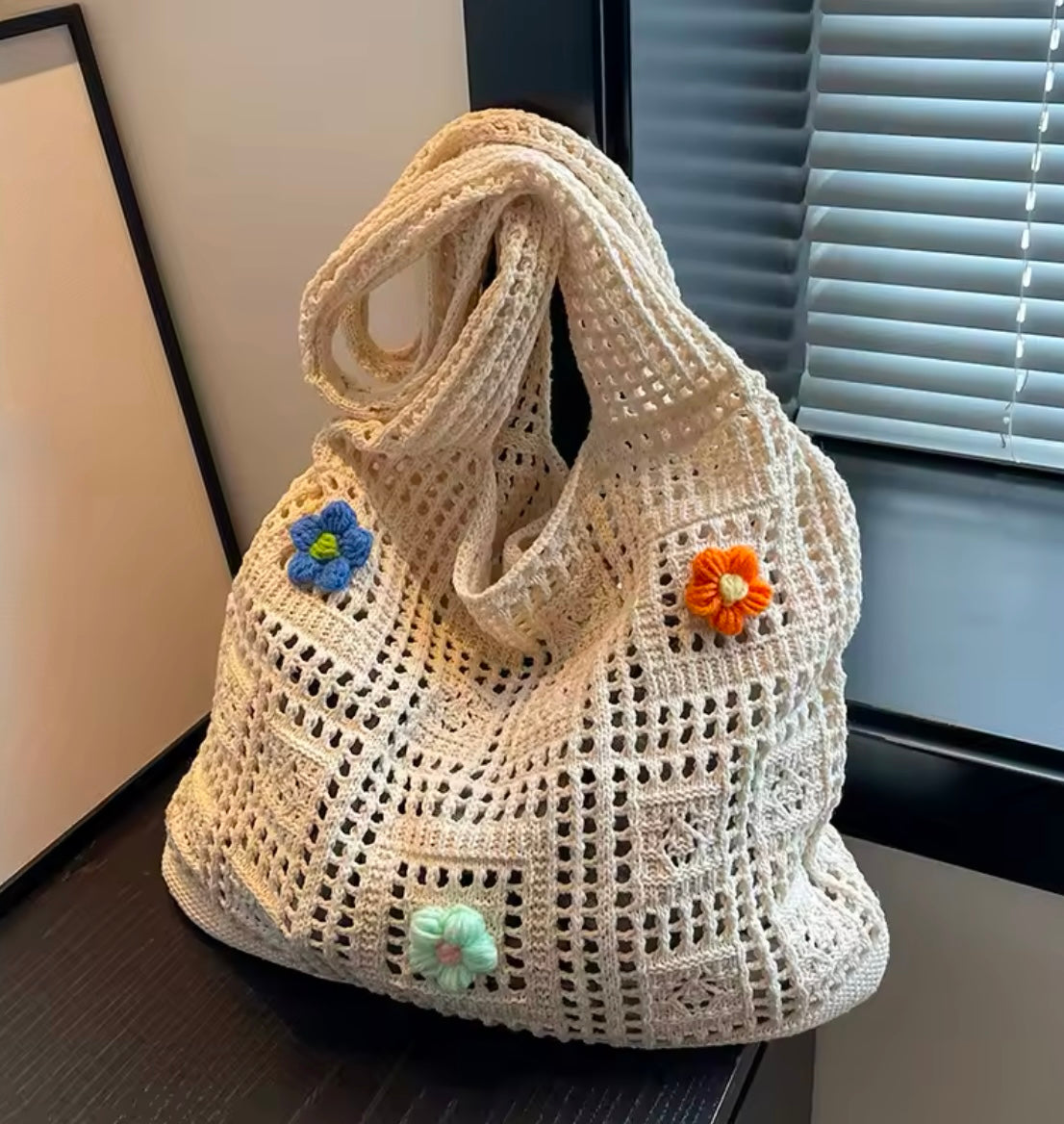 Sac fourre-tout en crochet avec fleurs colorées brodées