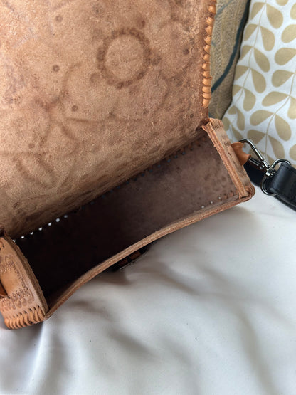 Sac bandoulière cuir artisanal camel gravé fleurs