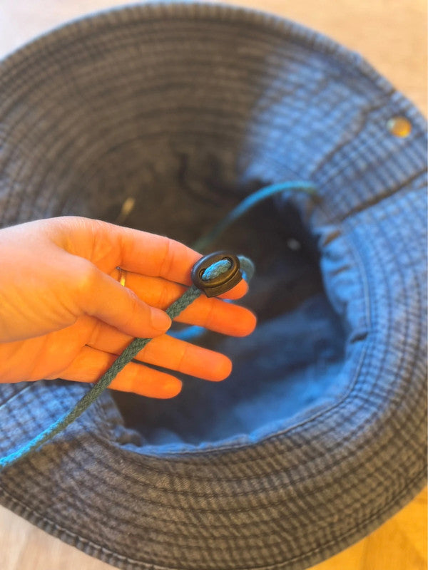 Chapeau unisexe bleu effet denim avec cordon neuf