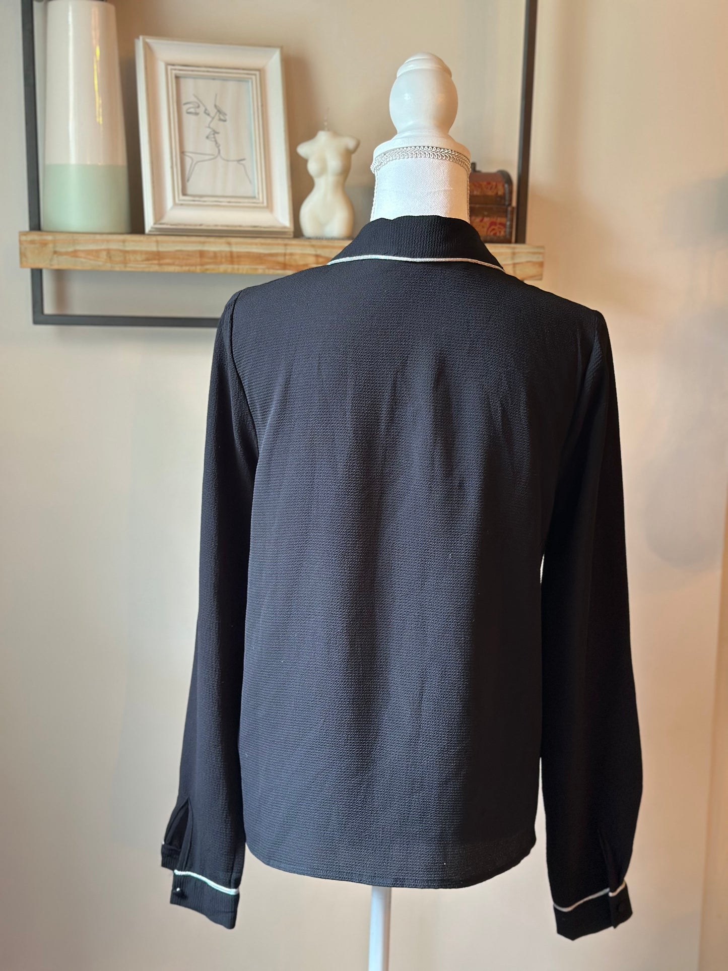 Chemise noire fluide liseré argent T.34