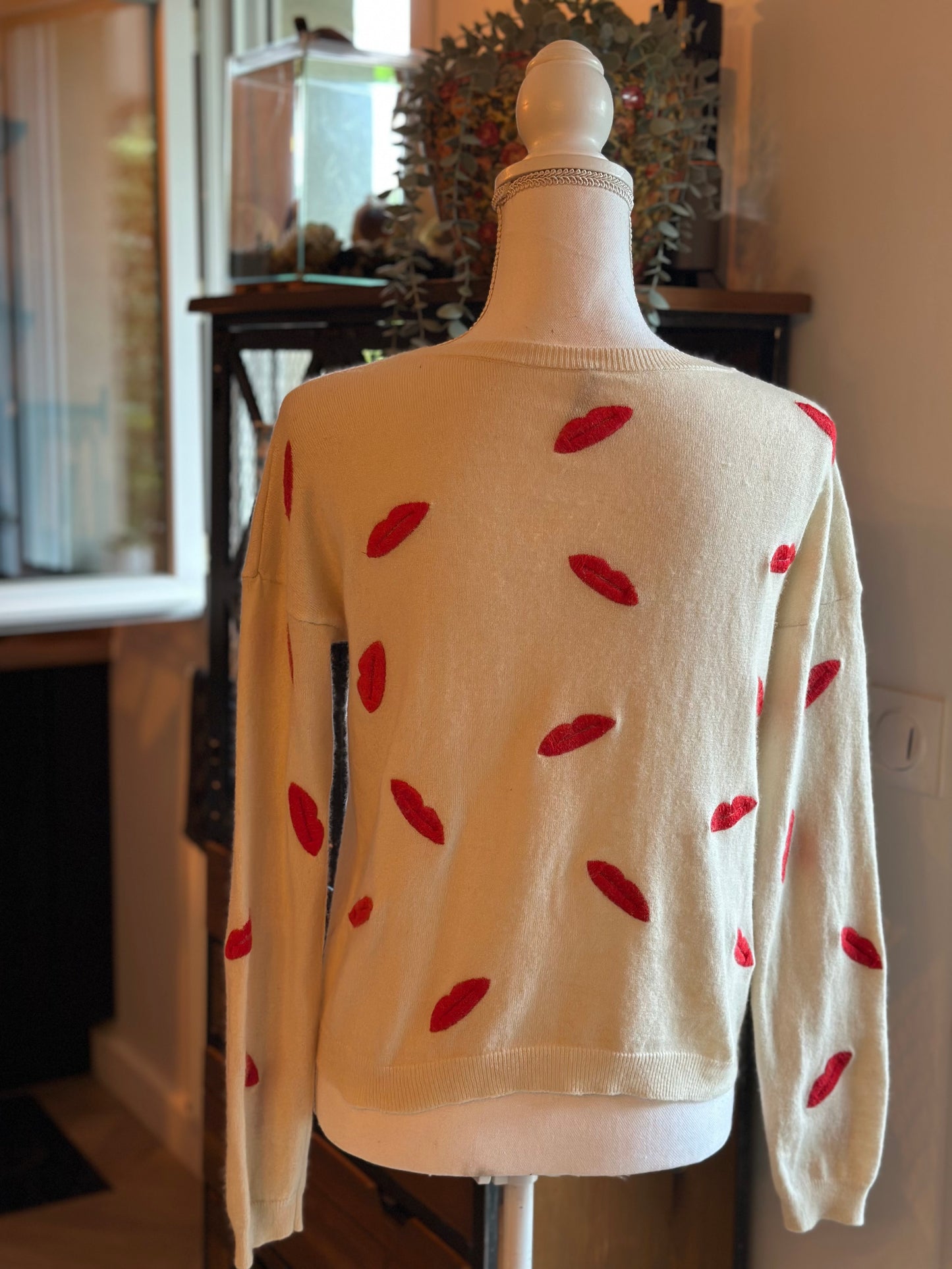 Pull en laine ivoire à motifs lèvres rouges T.34