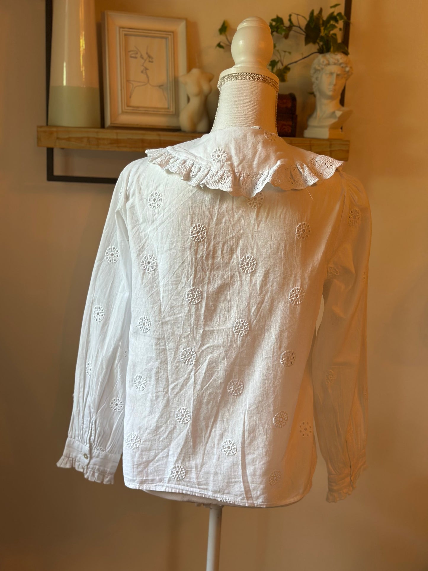 Blouse blanche broderies florales et dentelle T.34