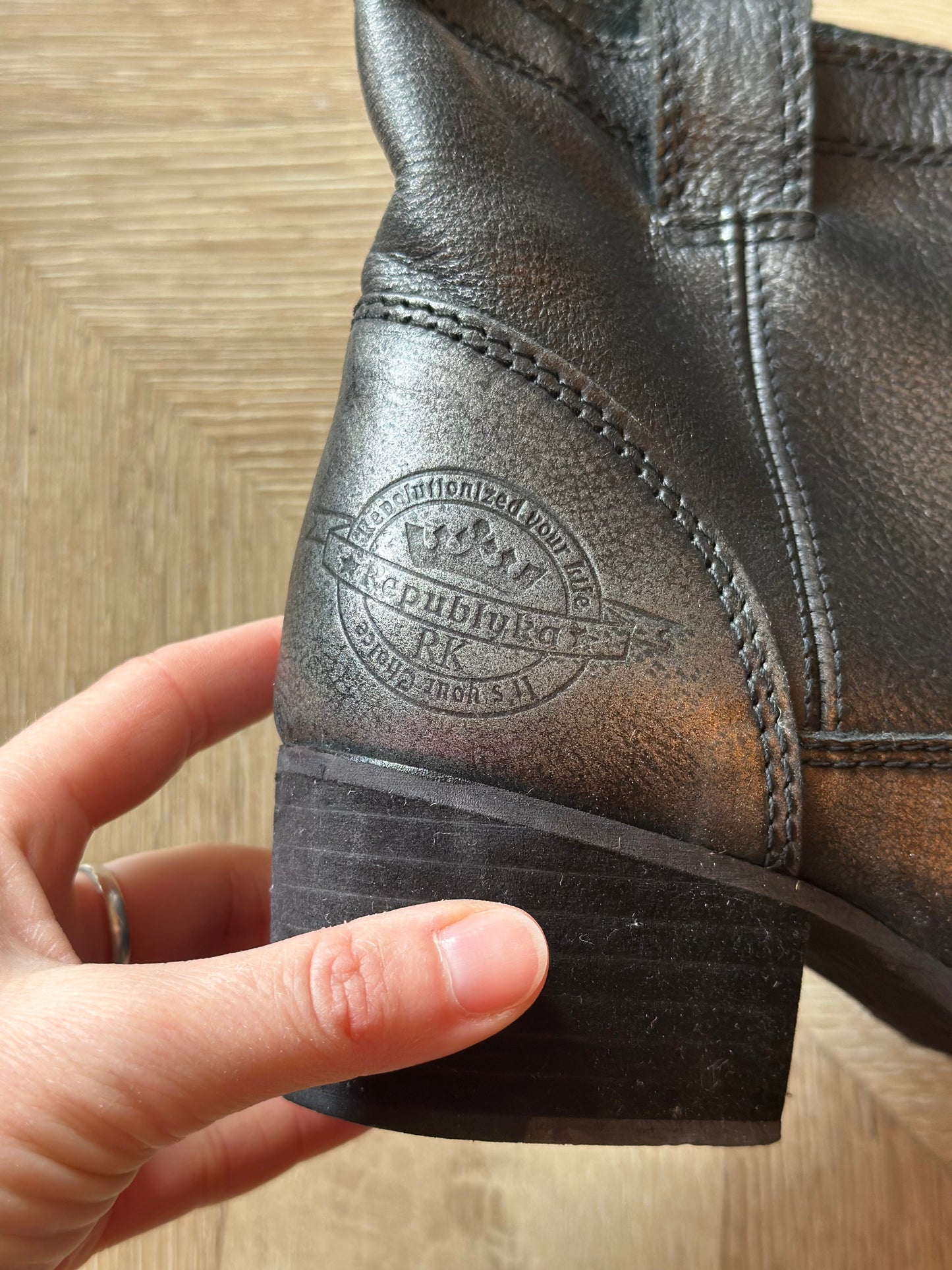 Bottines cuir noir talon P.37
