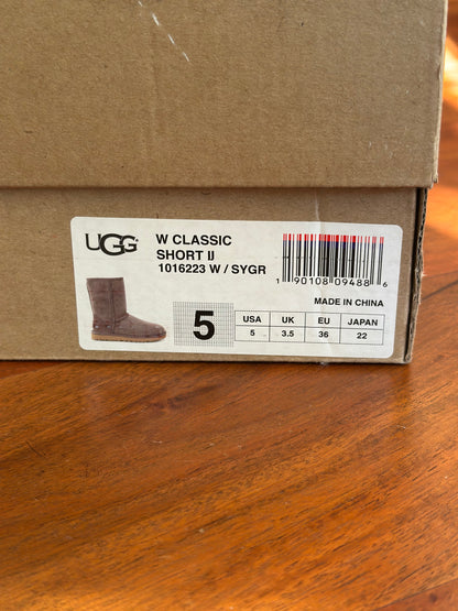 Bottines fourrées en suède UGG Classic Short II – Couleur Syrah Grey P.36