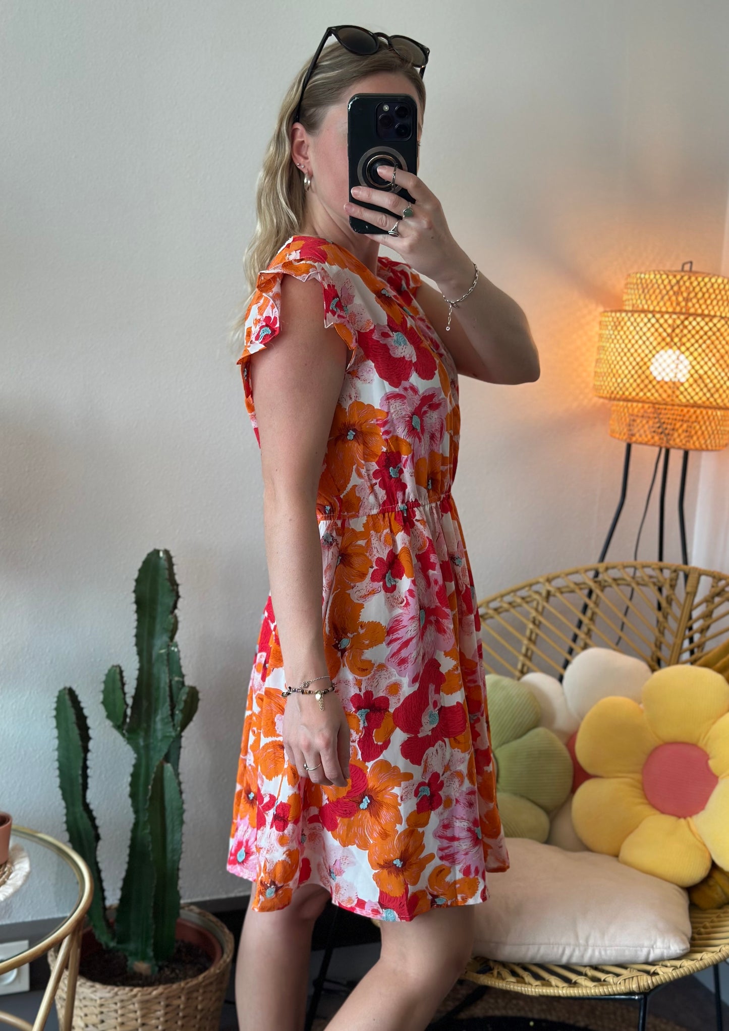 Robe d’été fluide à motifs fleuris rose orangé dos ouvert T.40