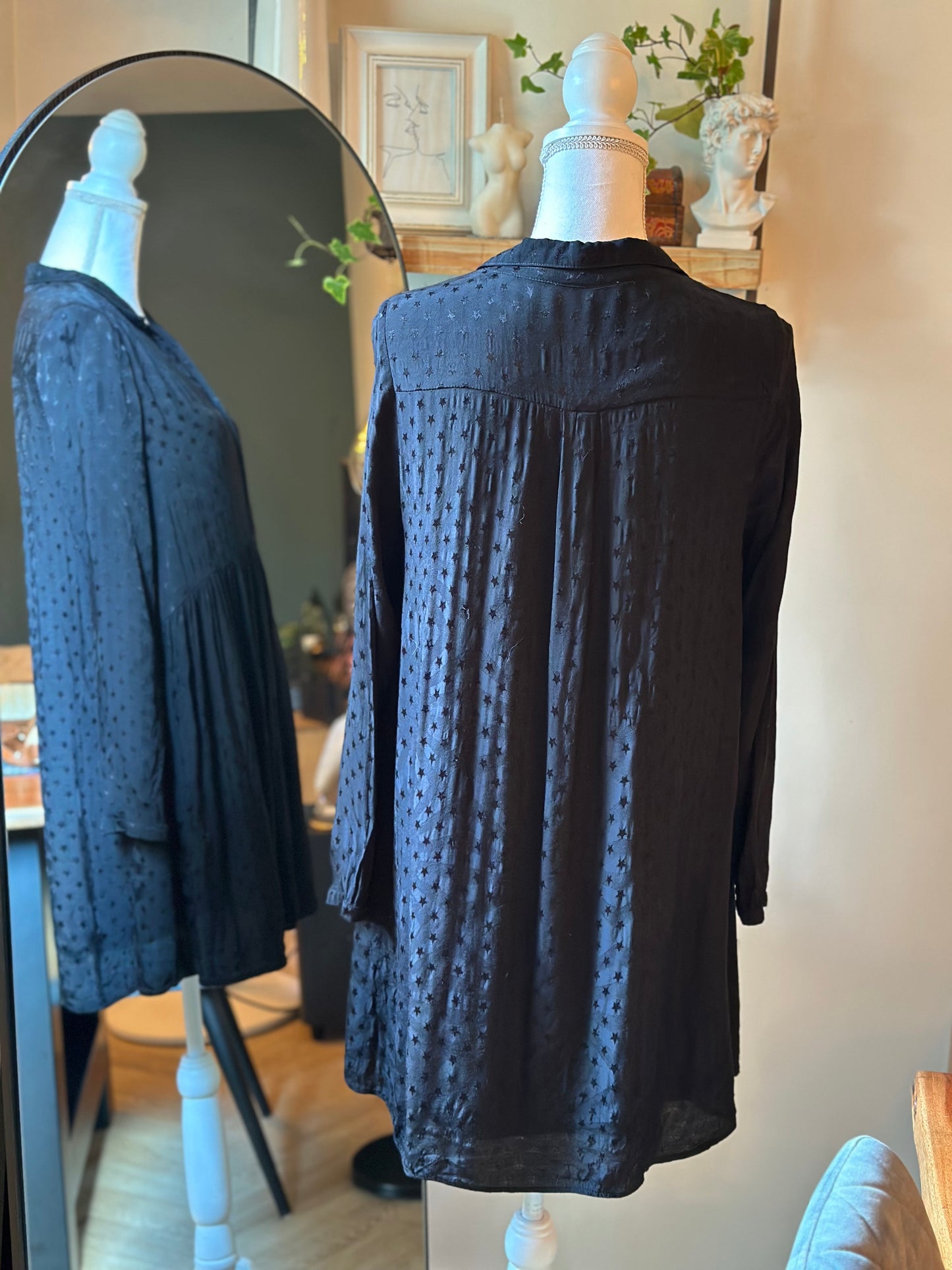 Robe noire fluide à motifs étoiles coupe babydoll T.36