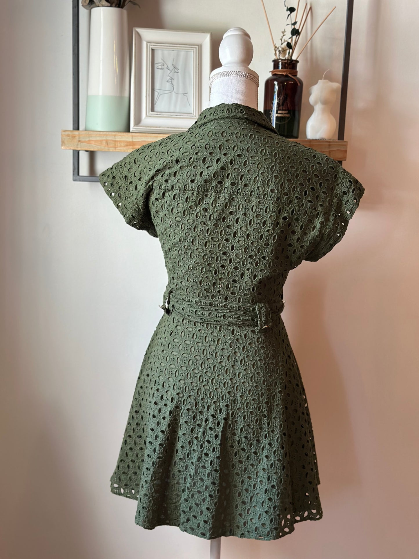 Robe kaki en broderie anglaise T.34