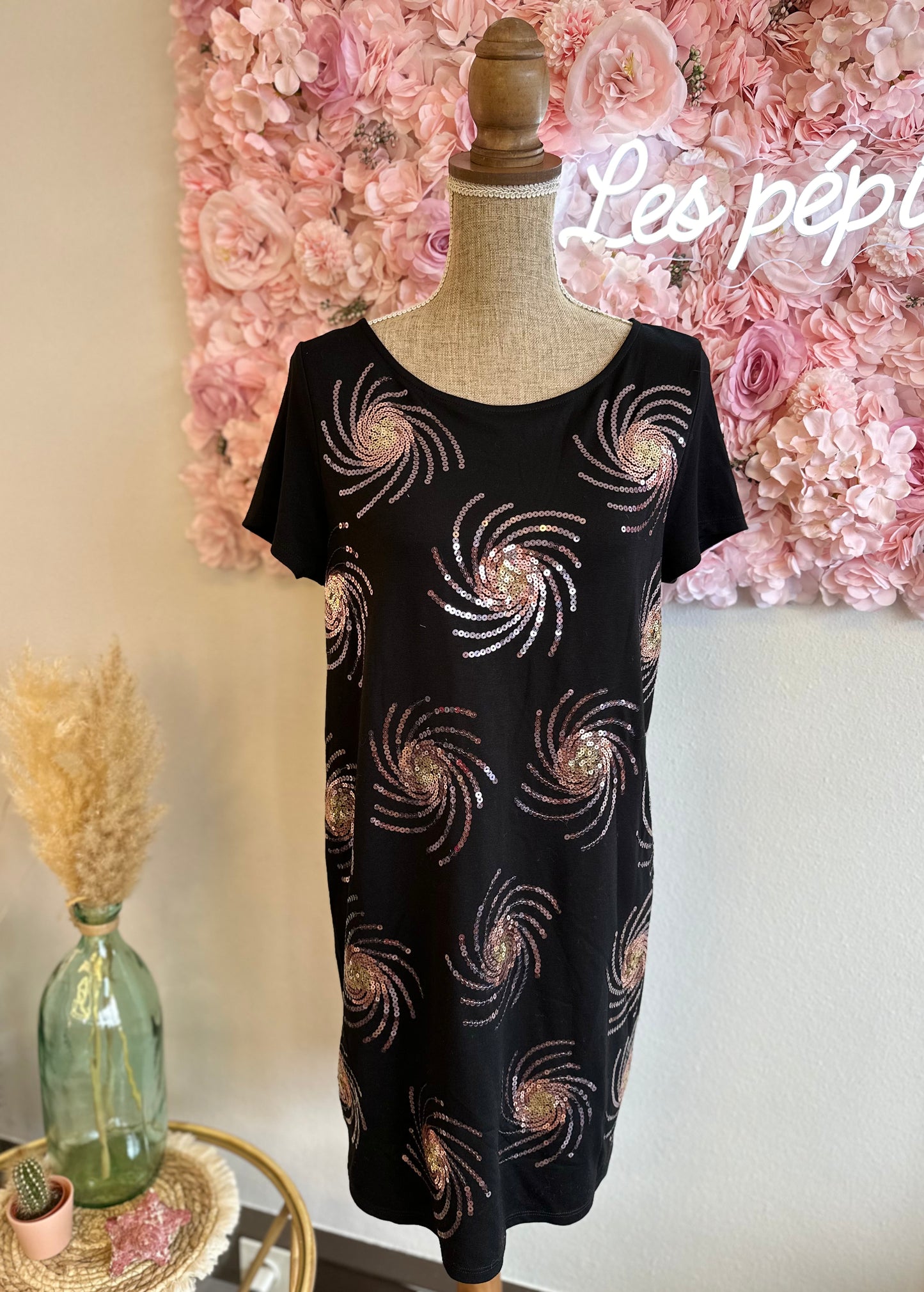 Robe noire à sequins T.40