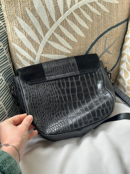 Sac bandoulière cuir et daim effet croco noir – fabriqué en Italie