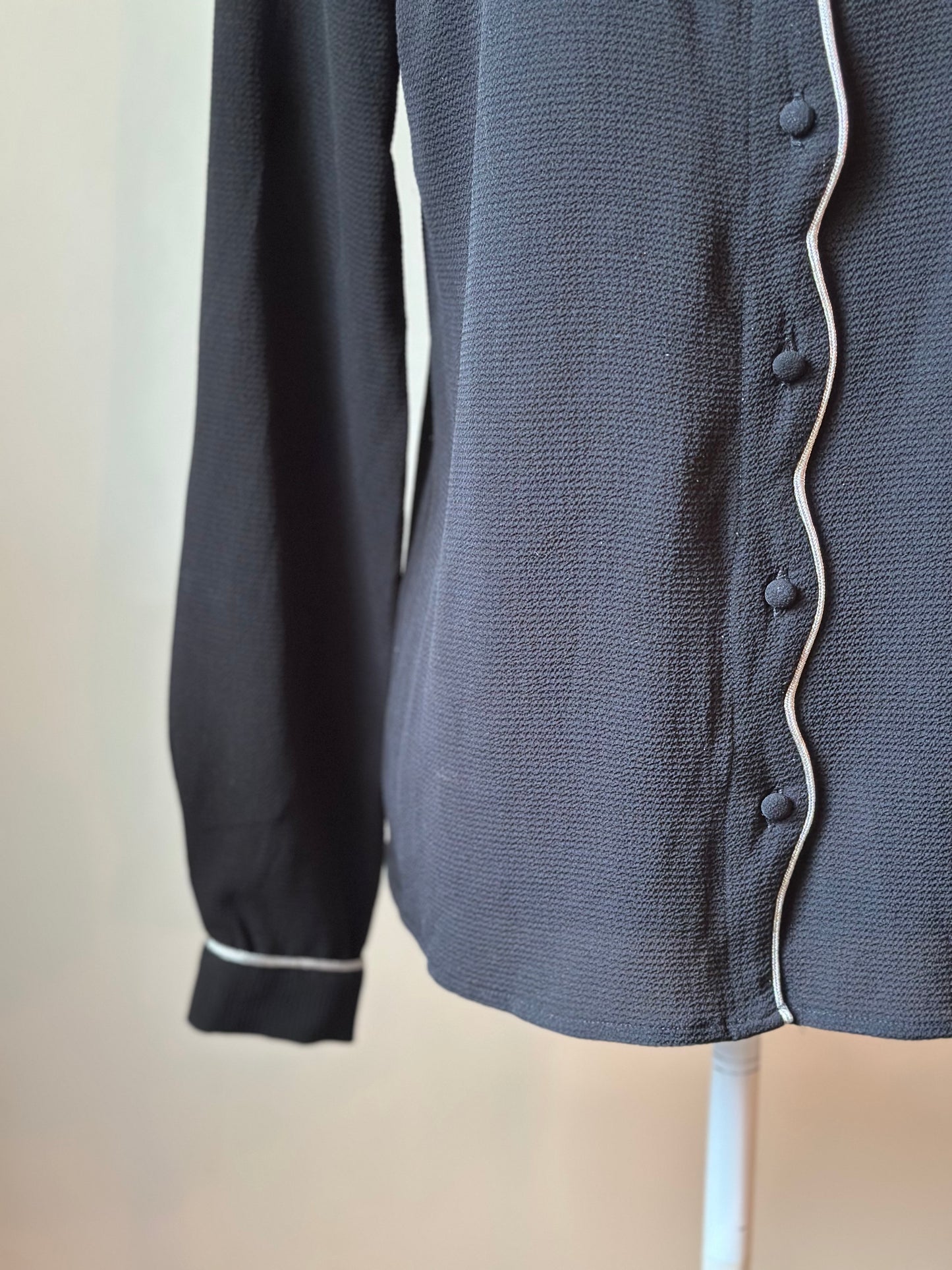 Chemise noire fluide liseré argent T.34