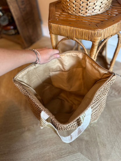 Grand cabas tressé avec détails dorés