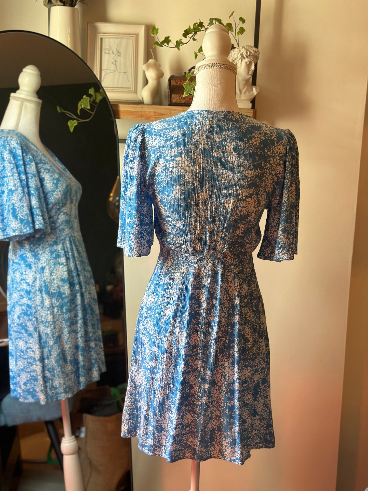 Robe d’été bleue à motifs fleuris blancs T.34/36