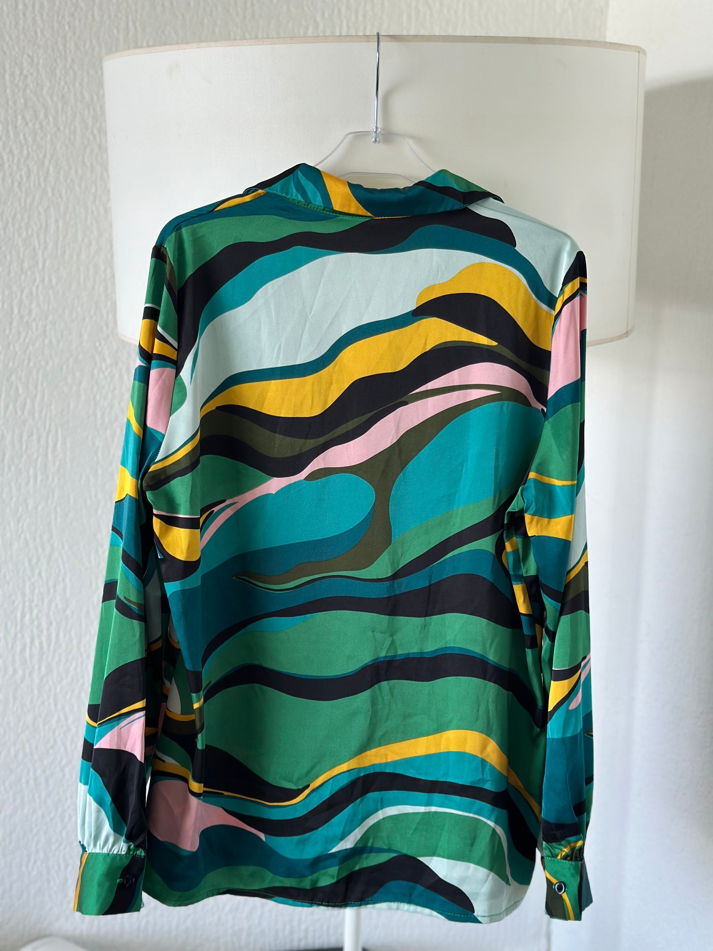 Chemise fluide effet satin à motifs colorés T.40