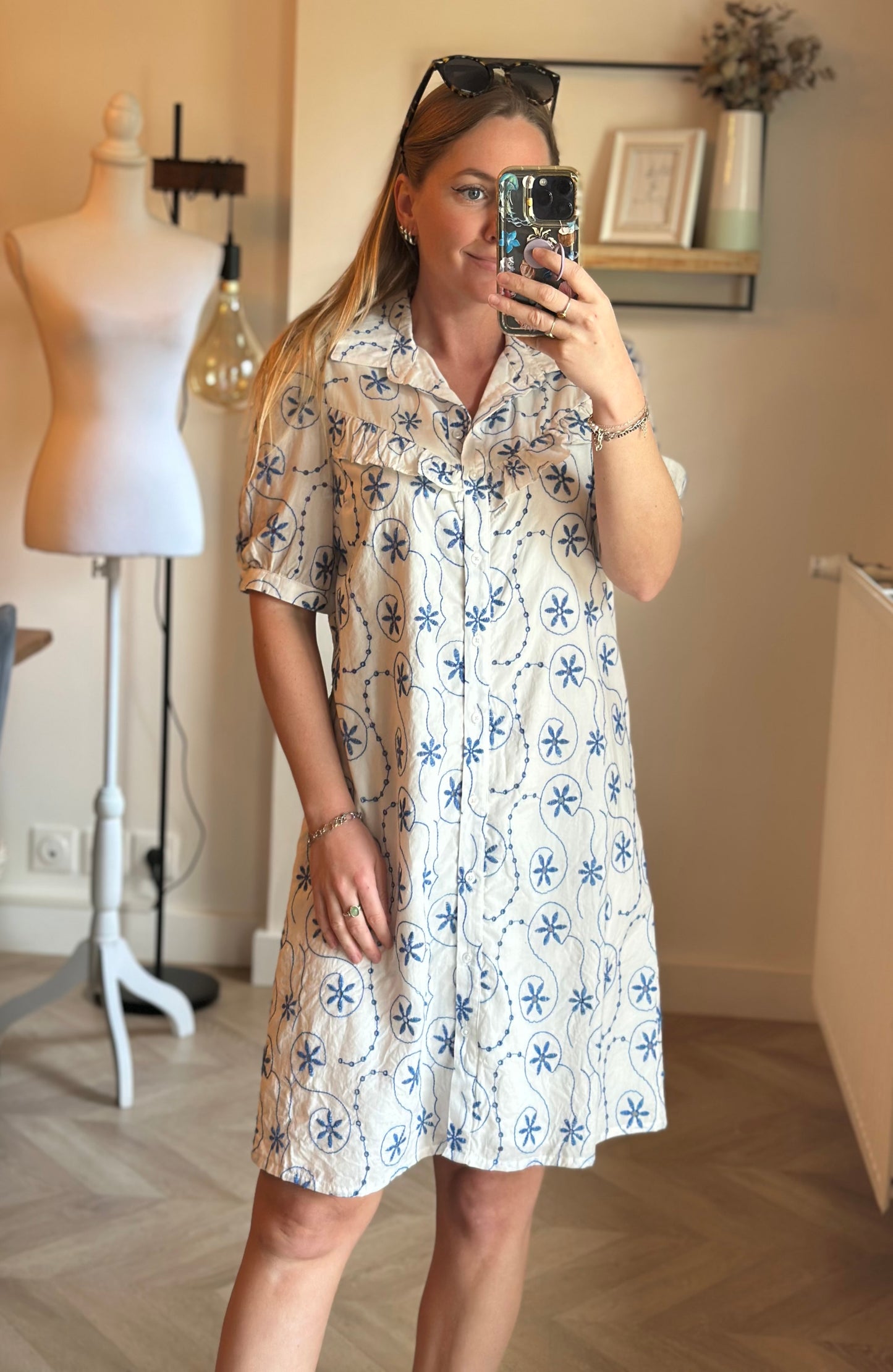 Robe blanche d’été brodée de fleurs bleues T.36