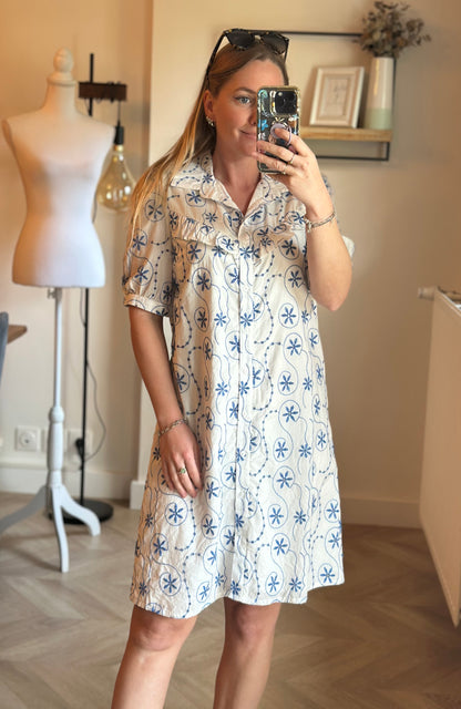Robe blanche d’été brodée de fleurs bleues T.36