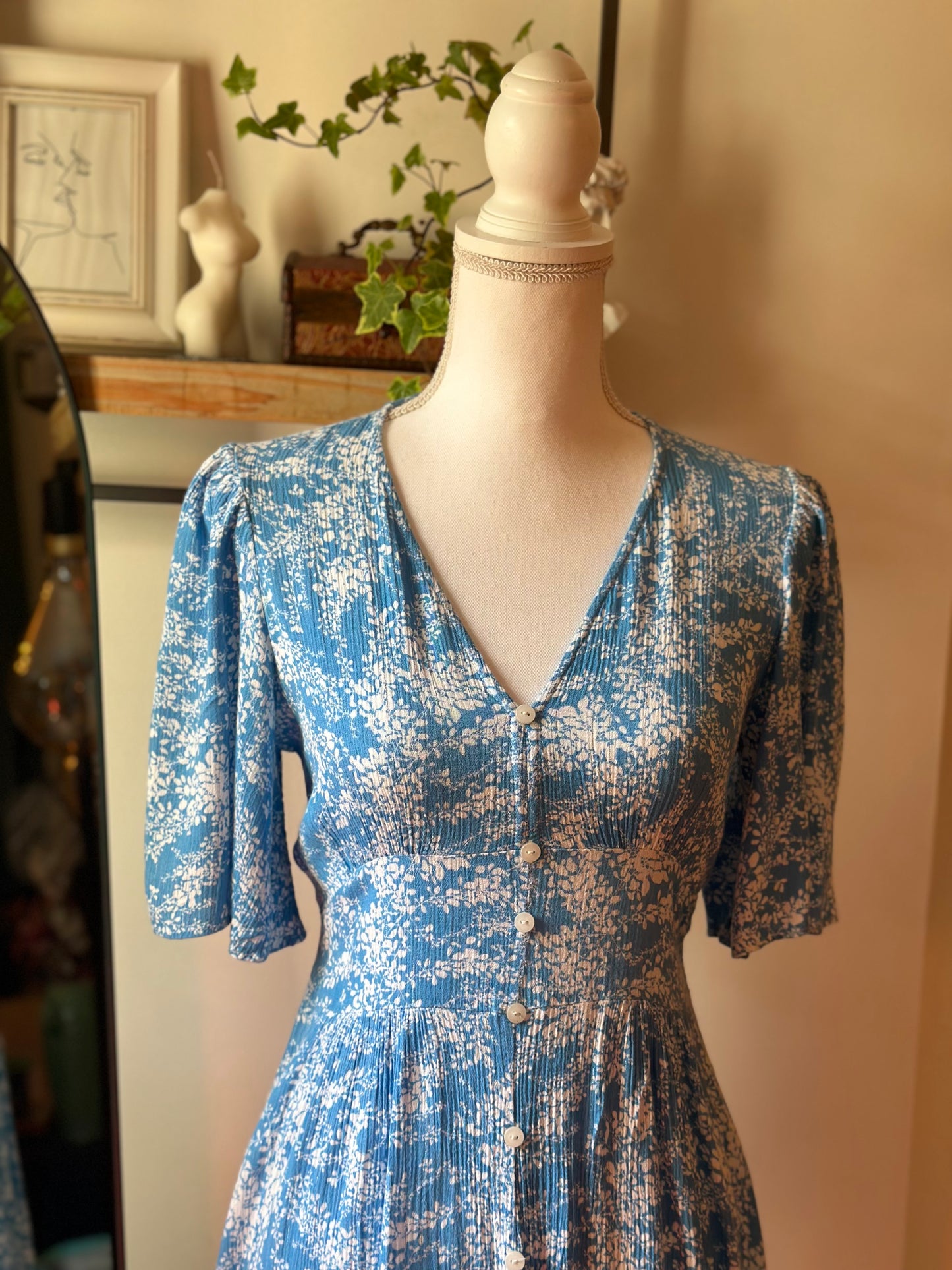 Robe d’été bleue à motifs fleuris blancs T.34/36