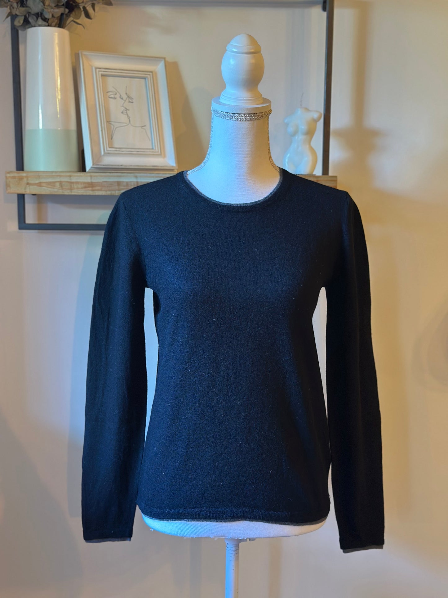 Pull laine mérinos noir détail gris col rond T.38