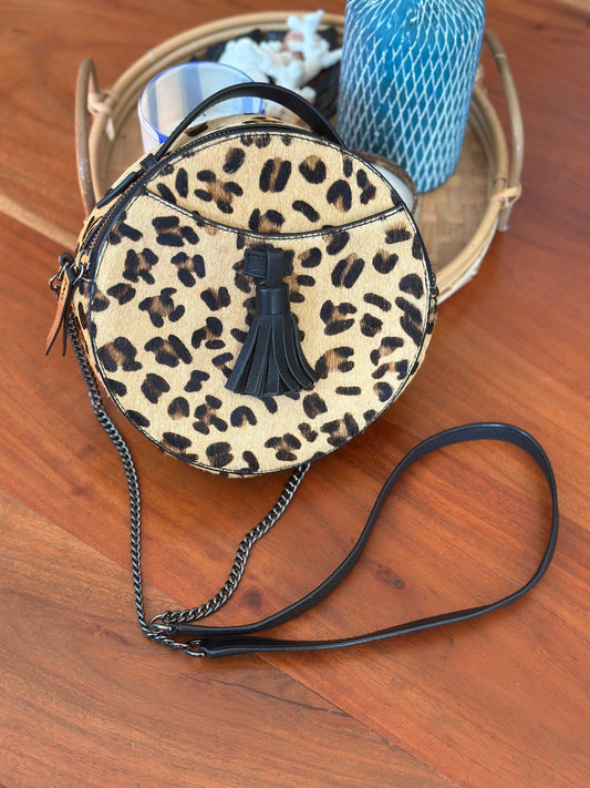 Sac rond en cuir daim et poil léopard – porté main ou bandoulière