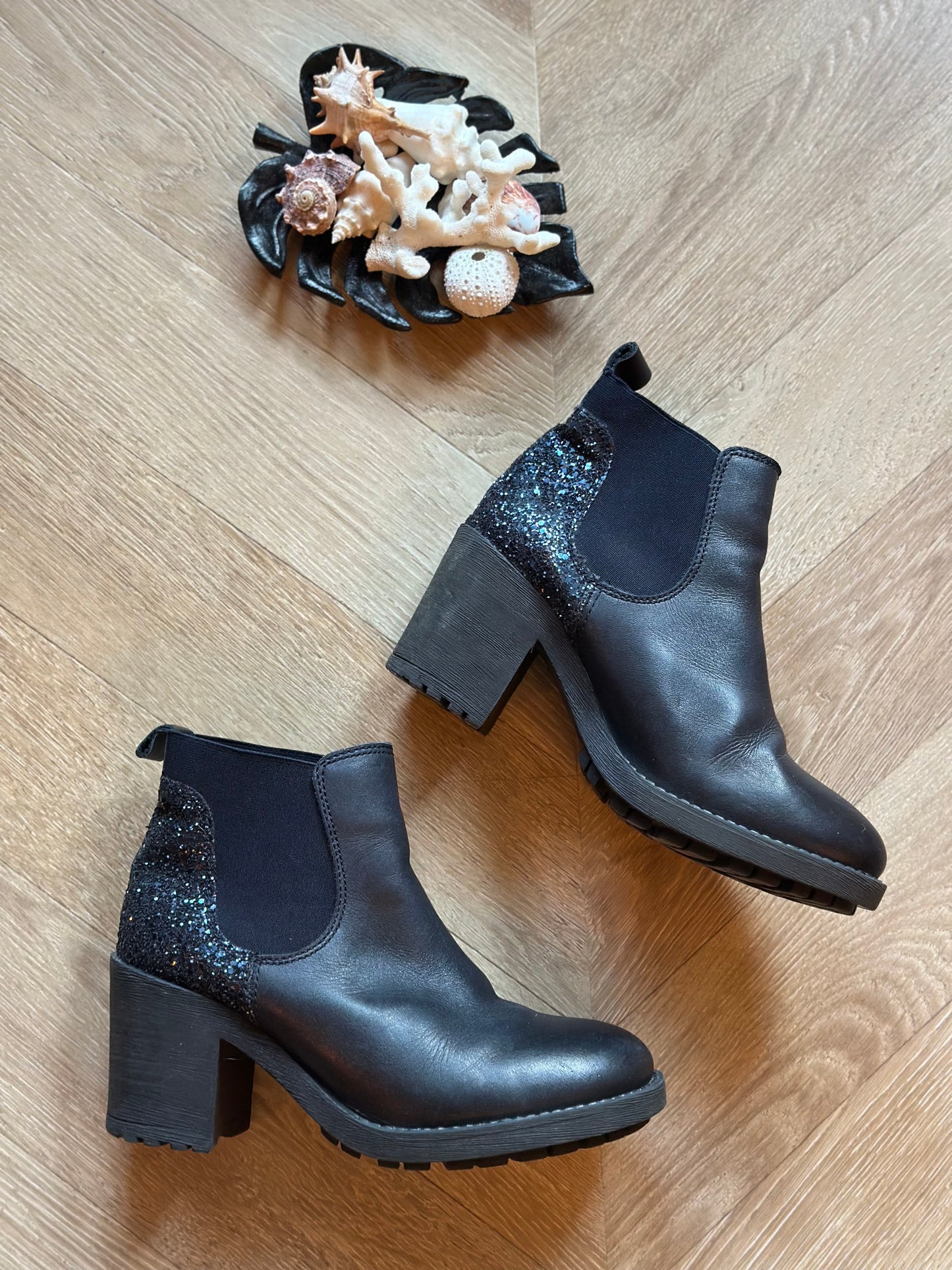 Bottines en cuir noir à empiècement pailleté P.37
