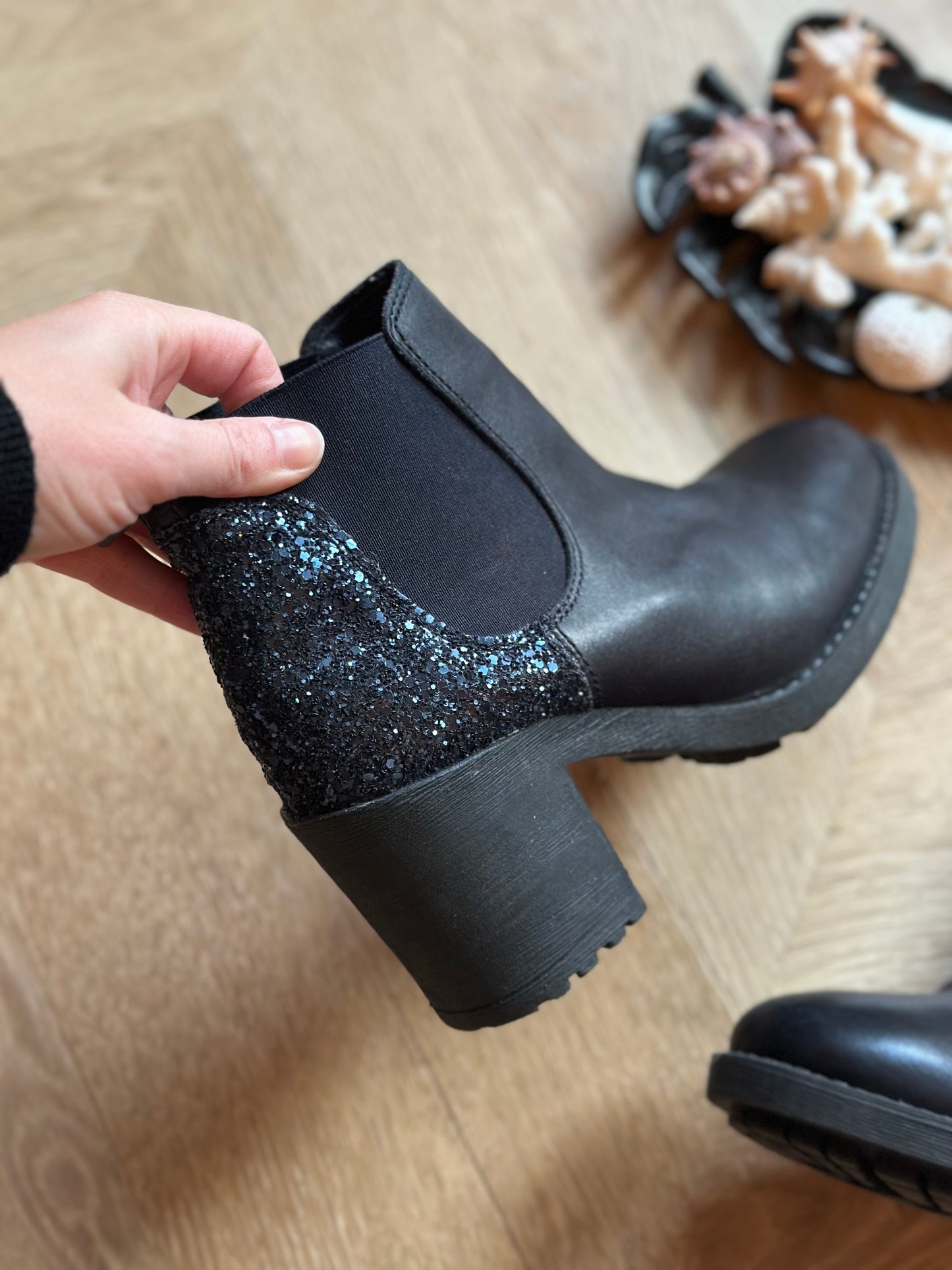 Bottines en cuir noir à empiècement pailleté P.37
