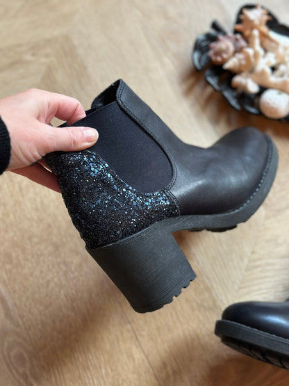 Bottines en cuir noir à empiècement pailleté P.37