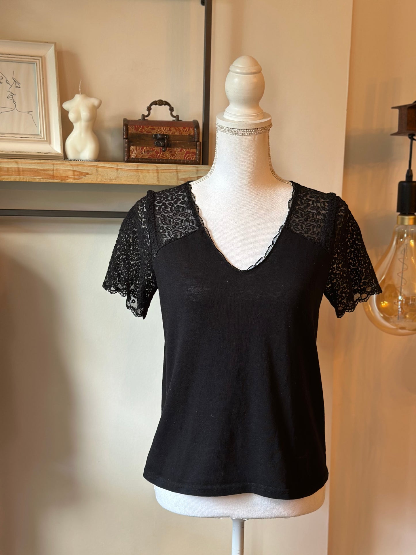 T-shirt noir à empiècements dentelle T.36