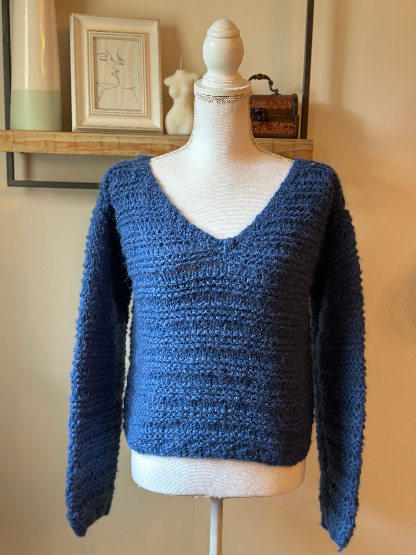 Pull en laine bleu col V fait main – pièce unique T.S/M