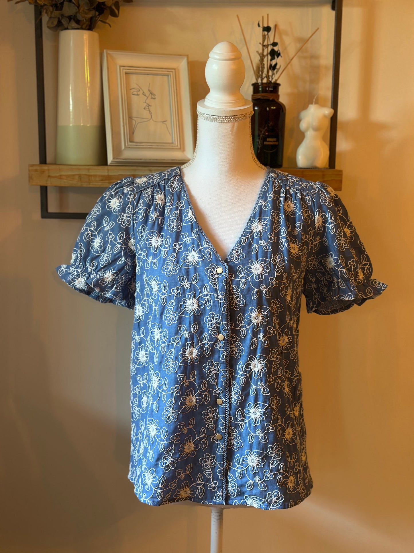 Blouse bleue brodée fleurs coton T.36/38