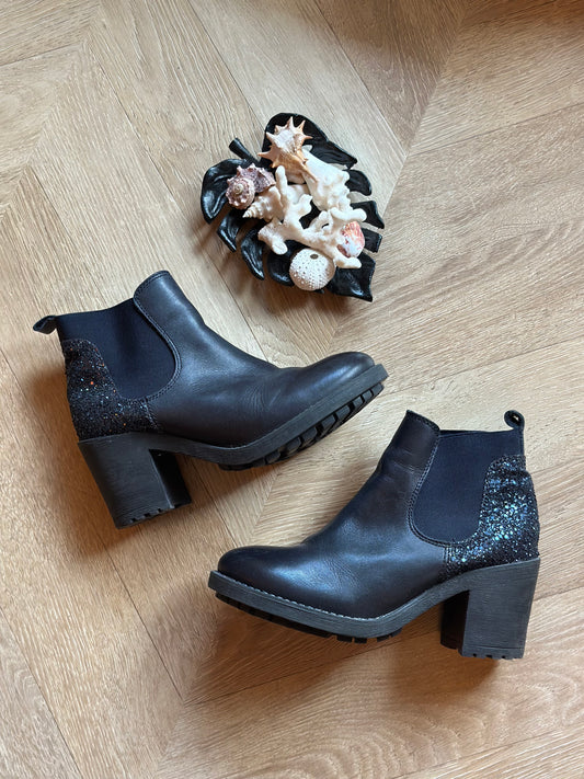 Bottines en cuir noir à empiècement pailleté P.37