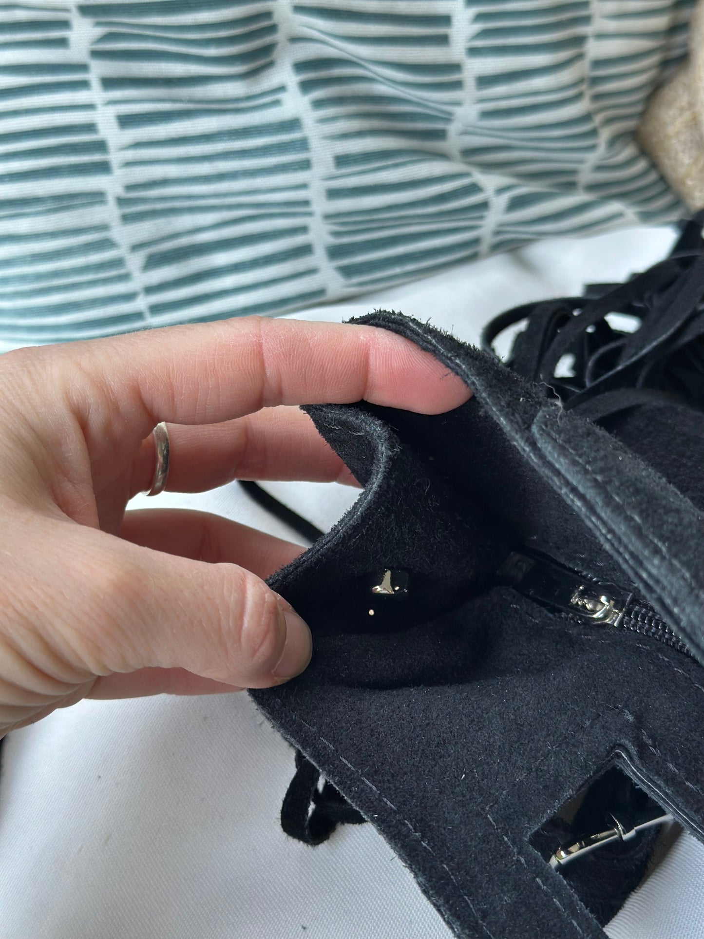 Sac à franges daim noir cuir Italie – bandoulière amovible