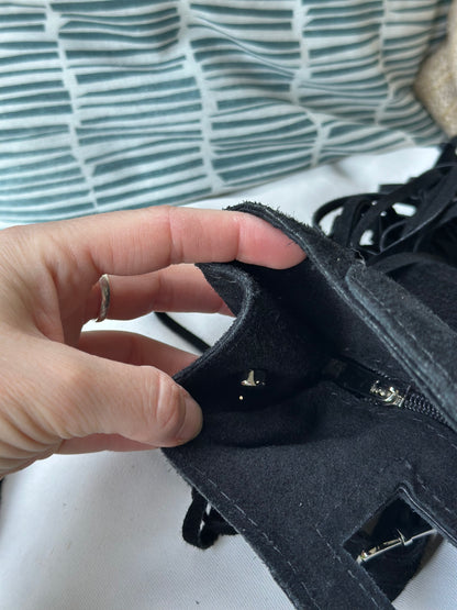 Sac à franges daim noir cuir Italie – bandoulière amovible