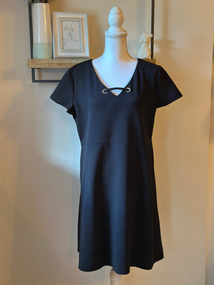 Robe droite noire col détail œillets T.46