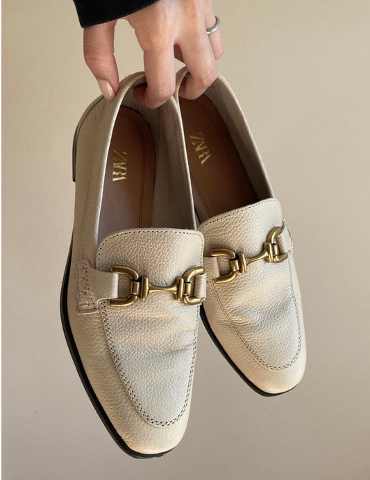Mocassins en cuir unis crème ivoire à détail doré P.37