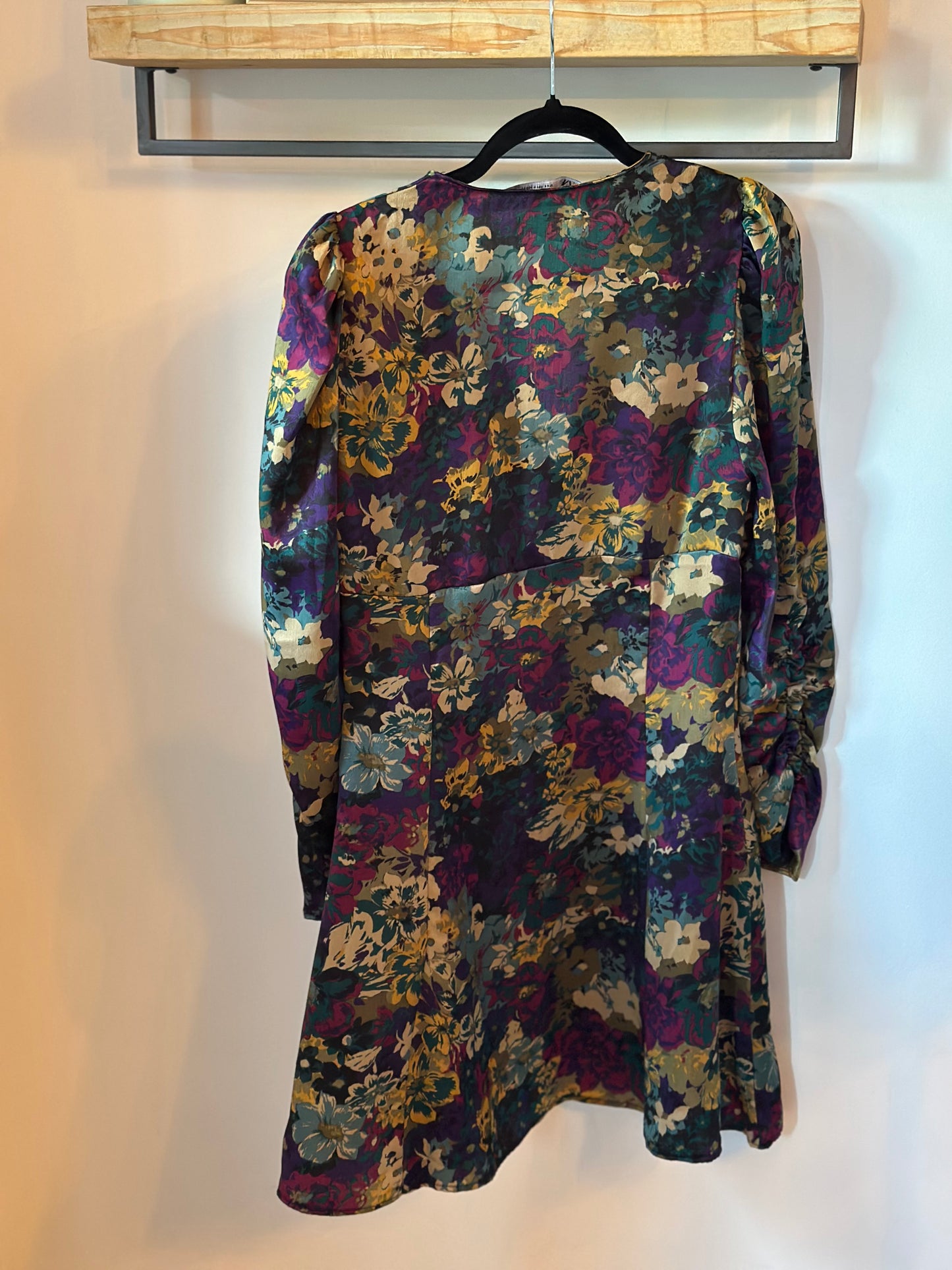 Robe fleurie satinée manches longues T.36