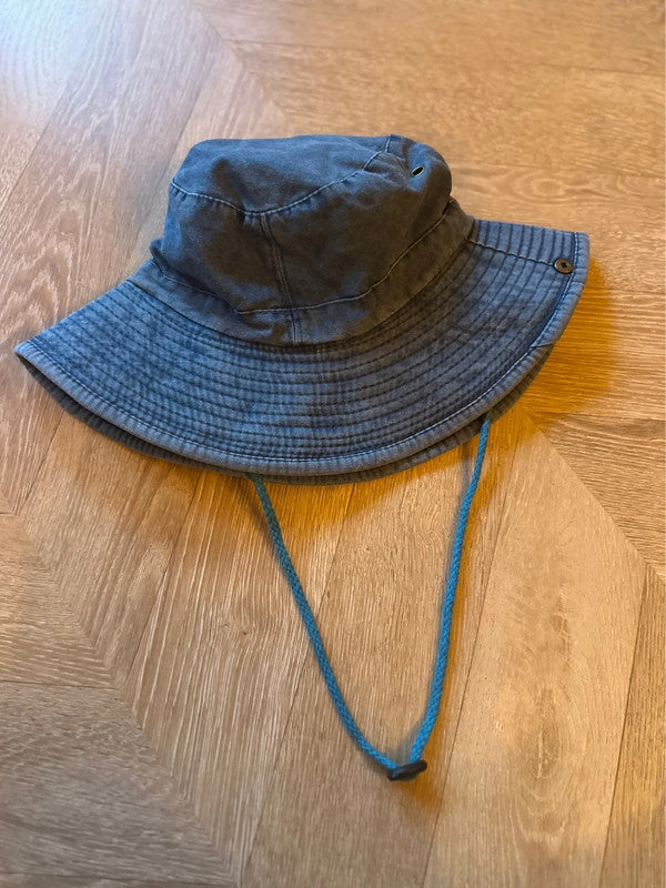 Chapeau unisexe bleu effet denim avec cordon neuf