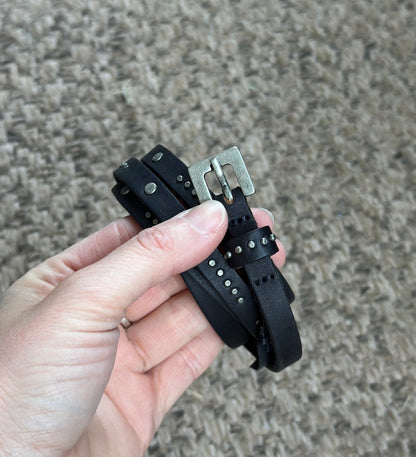 Ceinture fine en cuir noir cloutée – taille 95