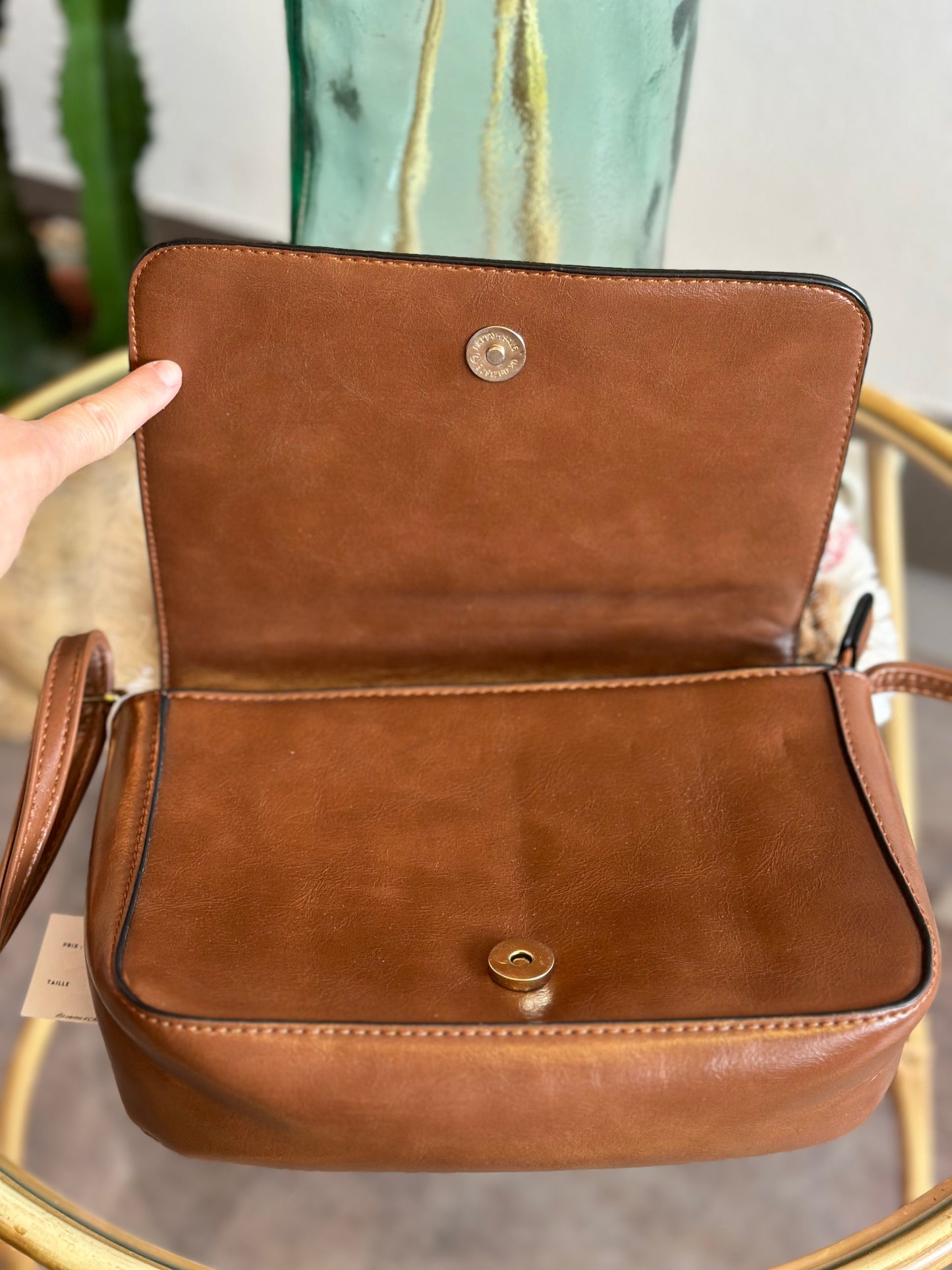 Sac bandoulière en cuir marron avec détails métalliques