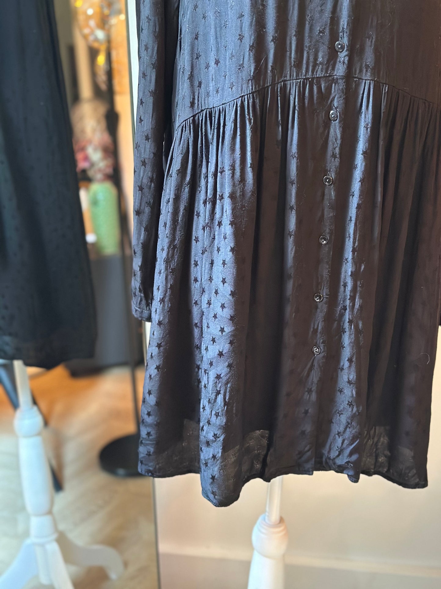 Robe noire fluide à motifs étoiles coupe babydoll T.36