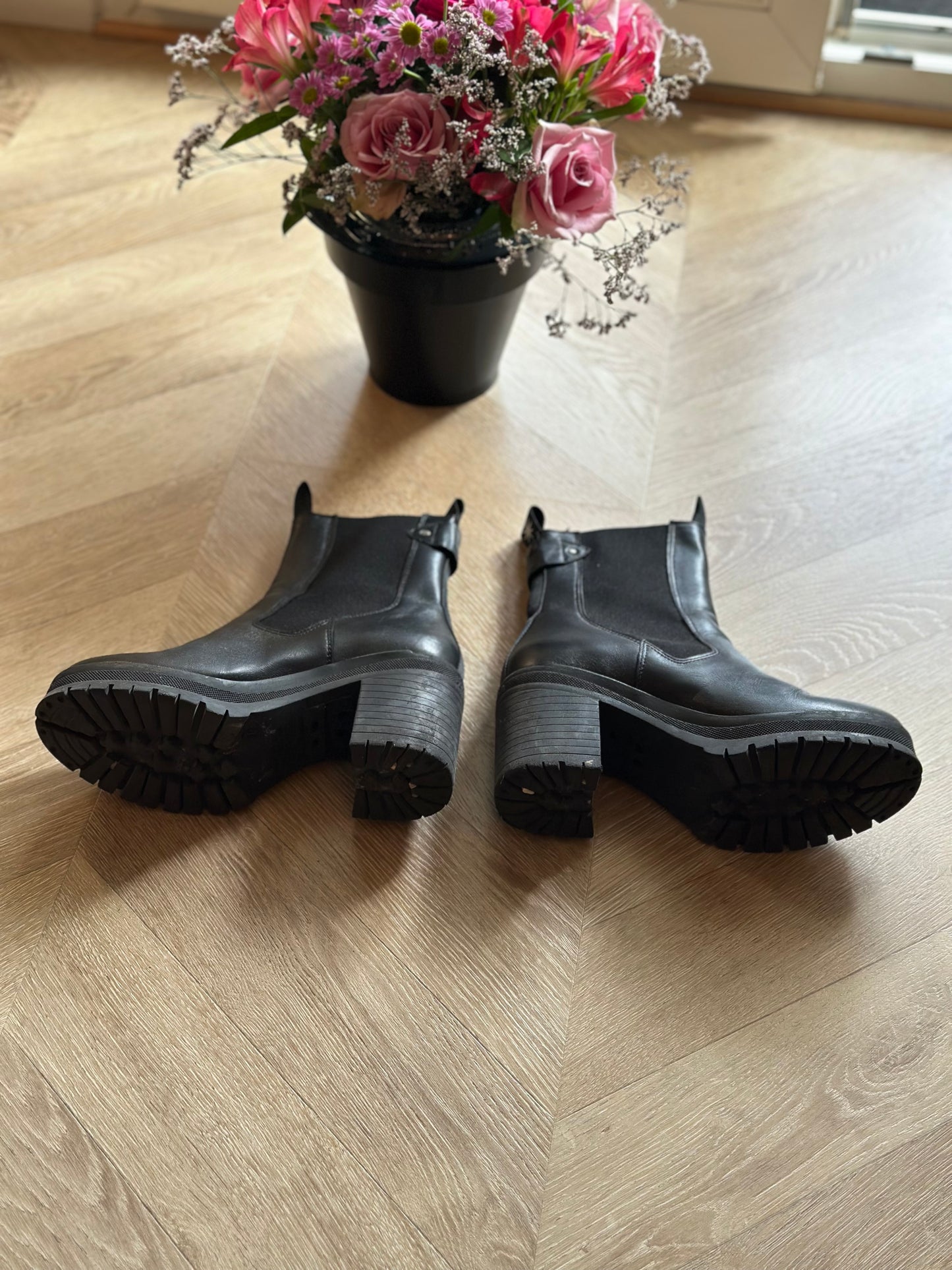 Bottines cuir noir motif uni Modèle Mona T.37