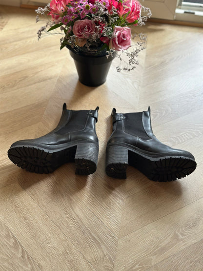 Bottines cuir noir motif uni Modèle Mona T.37