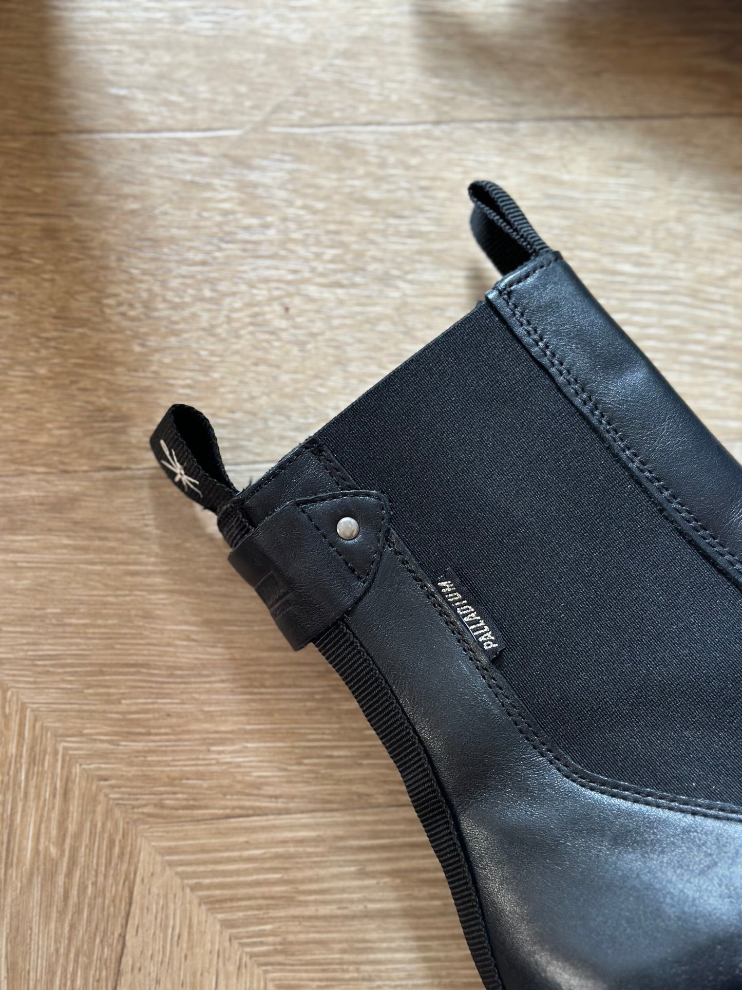 Bottines cuir noir motif uni Modèle Mona T.37