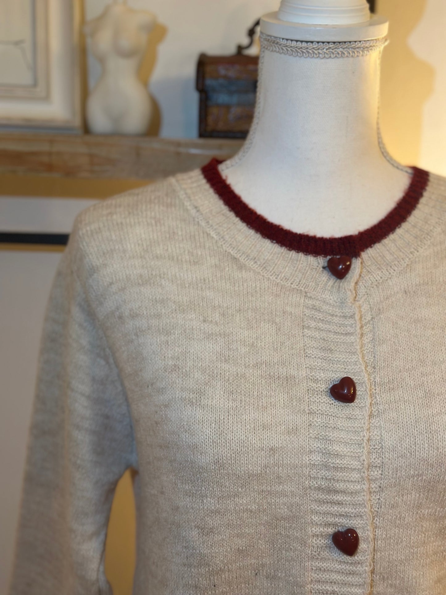 Gilet crème en laine boutons cœur rouges T.36 neuf