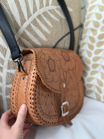 Sac bandoulière cuir artisanal camel gravé fleurs